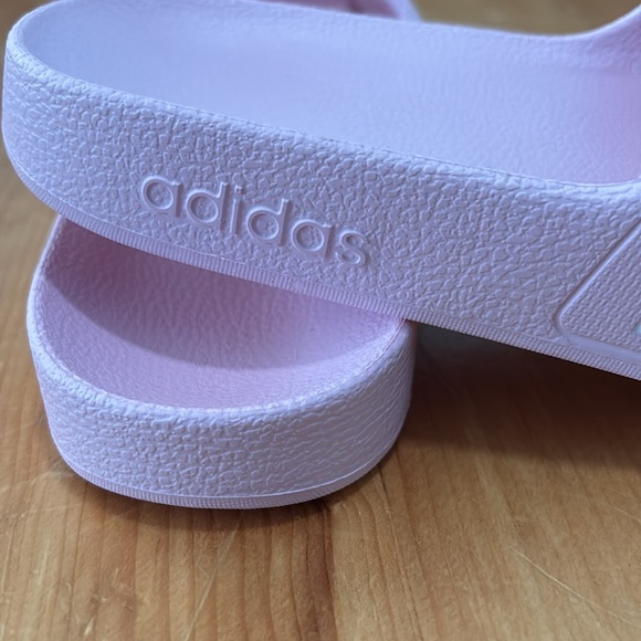 🌟NWT: ADIDAS - Girls’ Adilette Slides - Size 4Y - Picture 10 of 14